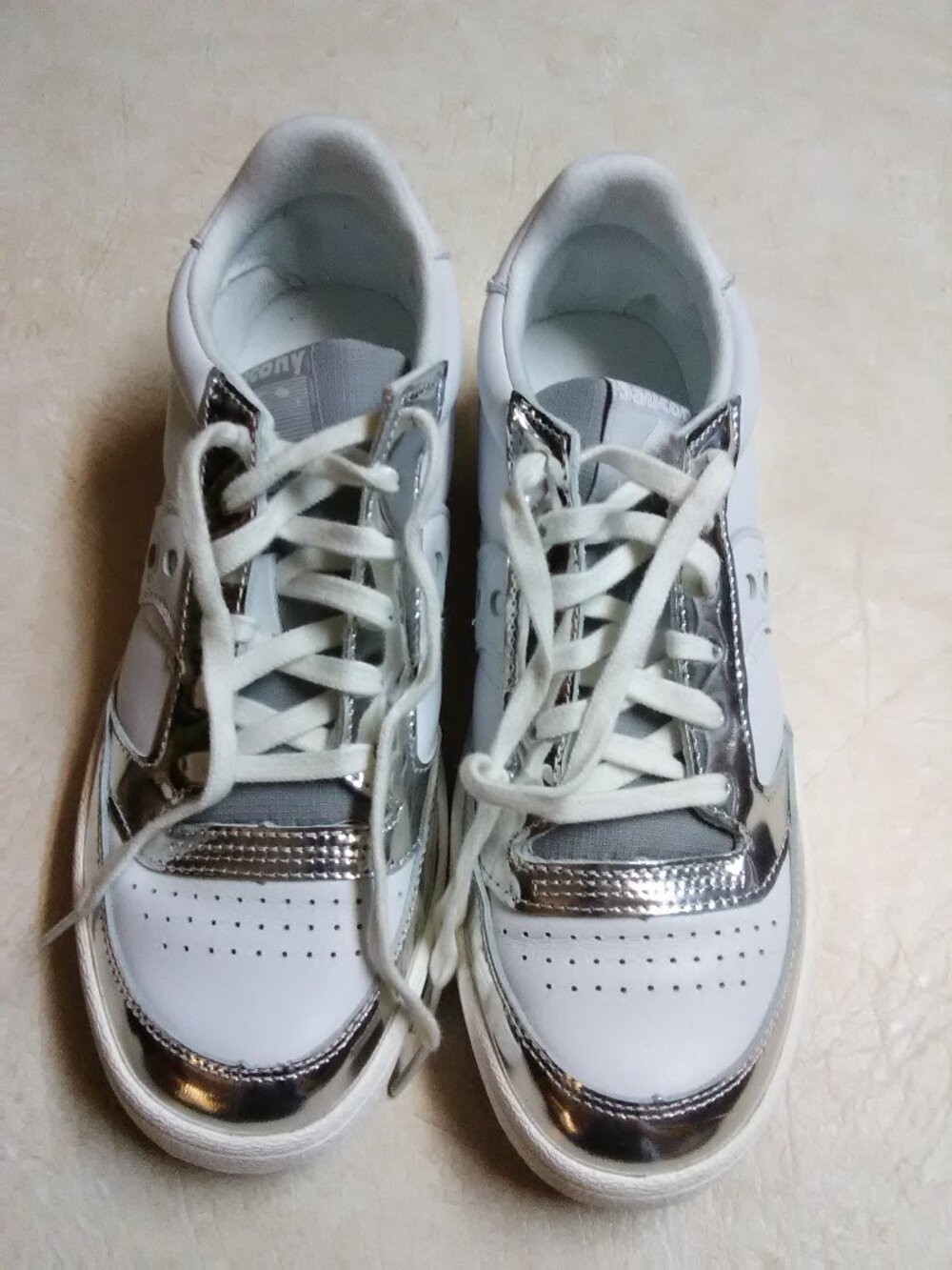 Saucony shoes - jazz court - silver / white color - looks unworn - sz 9.5
